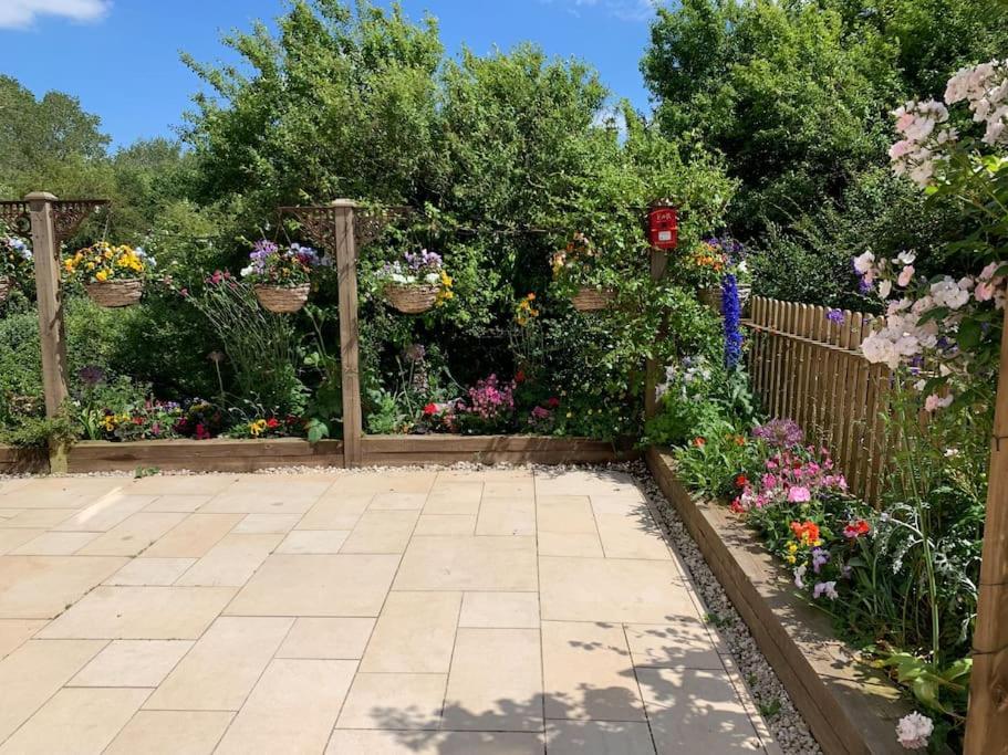 Canal View 2 Bedrooms End Of Terrace Chichester Exterior photo