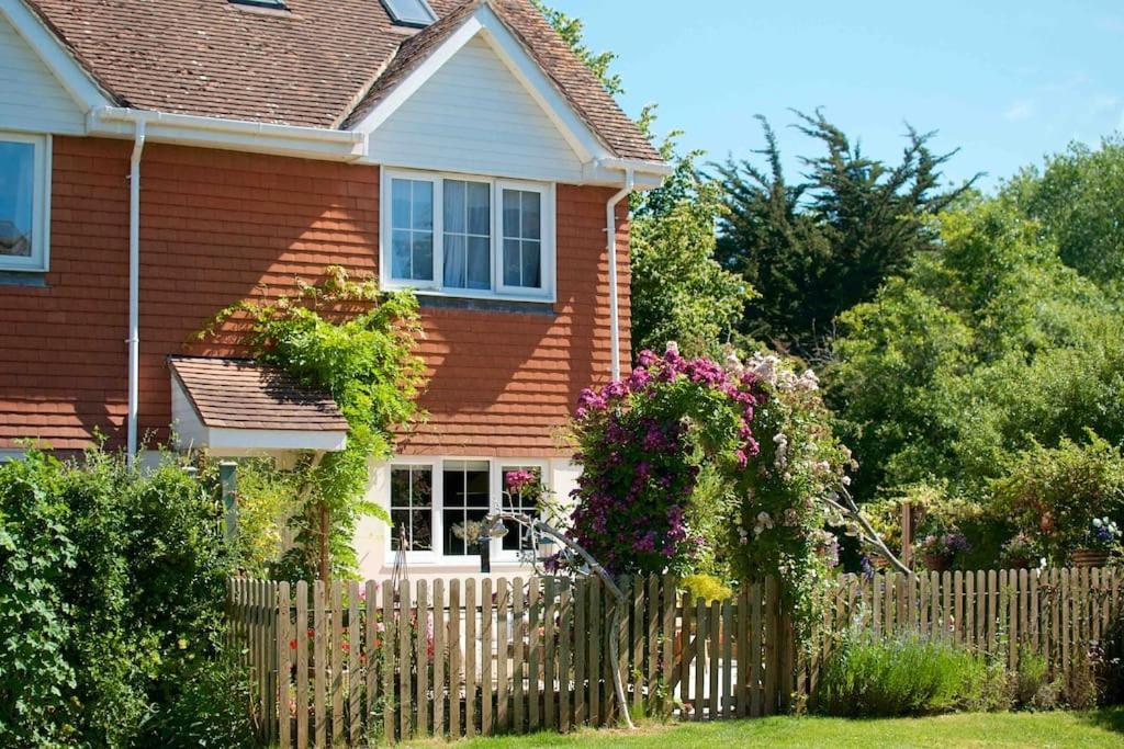 Canal View 2 Bedrooms End Of Terrace Chichester Exterior photo